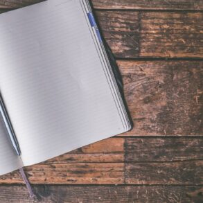 Czym jest apostrof i jakie przykłady użycia można znaleźć w słowniku języka polskiego PWN?