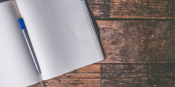 Czym jest apostrof i jakie przykłady użycia można znaleźć w słowniku języka polskiego PWN?