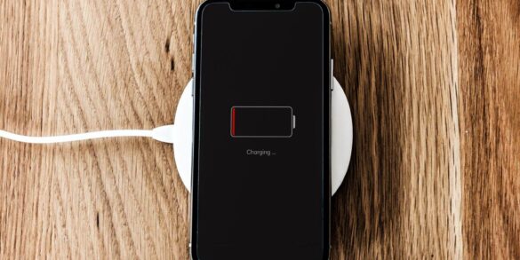 Ładowanie indukcyjne w iPhone - wygodna metoda zasilania!