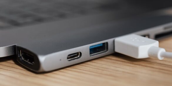 Jak skutecznie wyczyścić port USB-C w smartfonie?