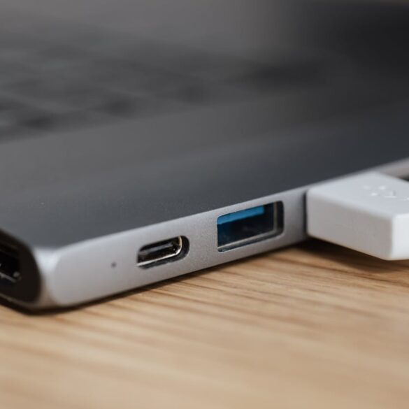 Jak skutecznie wyczyścić port USB-C w smartfonie?