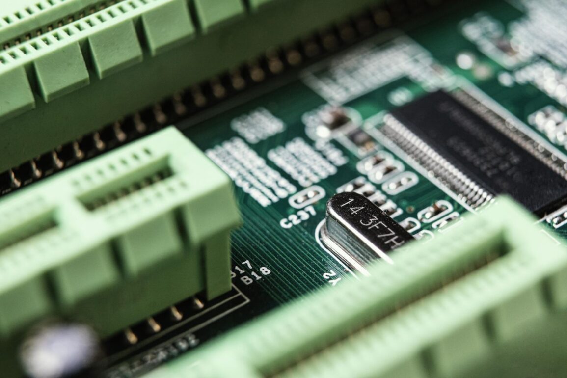 Zastosowanie sterowników PLC w przemyśle, przykłady i korzyści Zastosowanie sterowników PLC w przemyśle, przykłady i korzyści