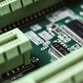 Zastosowanie sterowników PLC w przemyśle, przykłady i korzyści