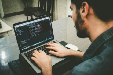 Wizytówki i kalendarz dla informatyka na 2025 rok – profesjonalizm w cyfrowym stylu