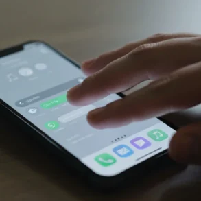 Jak zarządzać powiadomieniami na iPhonie na zablokowanym ekranie?