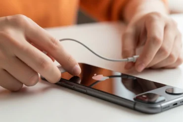 Czy pierwsze ładowanie iPhone'a jest ważne i jak to zrobić? Czy pierwsze ładowanie iPhone'a jest ważne i jak to zrobić?